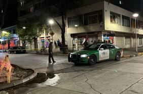 Carabinero frustra asalto y balea a antisocial en Santiago: proyectil hiere por proyección a adolescente