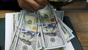 El dólar extiende su caída y se aleja de los $1.000