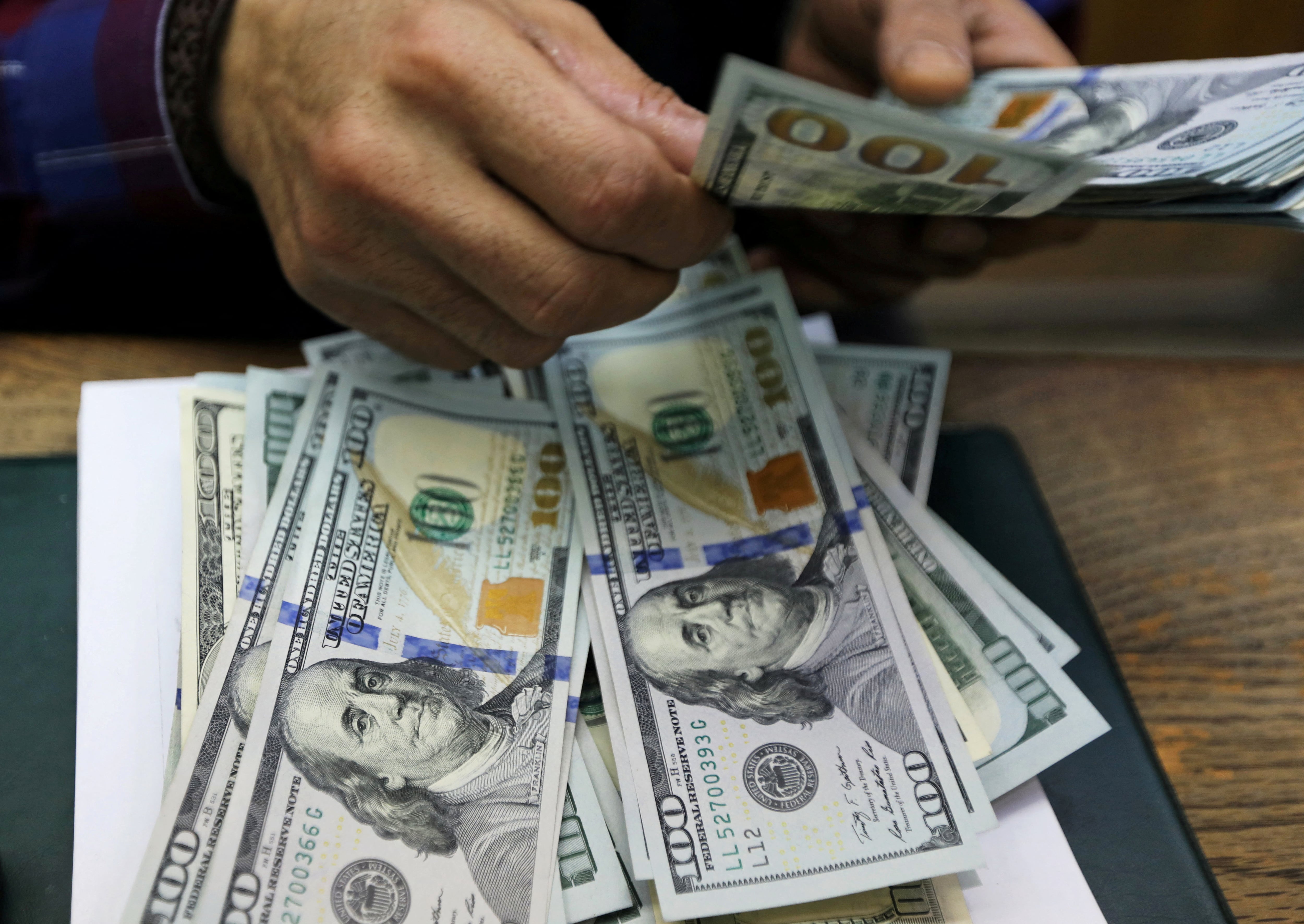 El dólar extiende su caída y se aleja de los $1.000