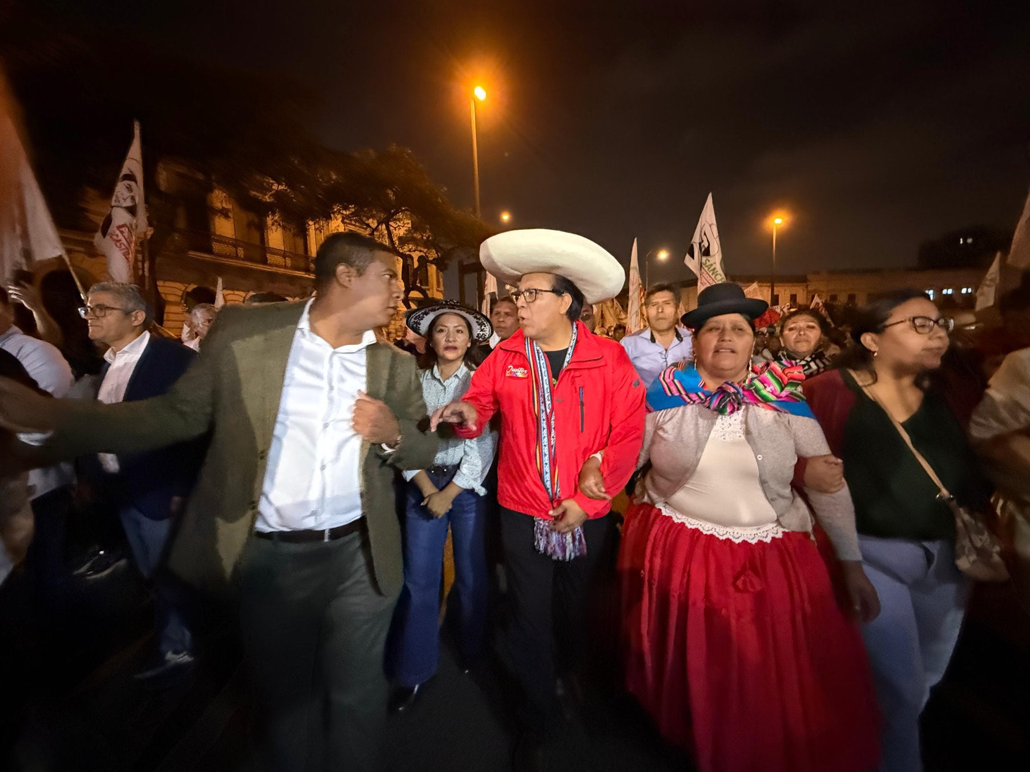 Perú: Roberto Sánchez lidera marcha "en defensa del voto" en el centro de Lima