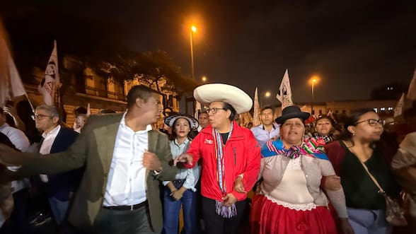 Perú: Roberto Sánchez lidera marcha “en defensa del voto” en el centro de Lima