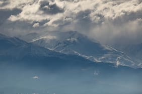 Autorizan reapertura temporal de rutas a centros de montaña en la RM: habrá horario de bajada y subida controlada