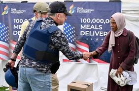 Trump trabaja en “un nuevo plan de ayuda” para Gaza mientras su enviado visita centro de distribución