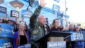La ofensiva de Trump contra su nuevo enemigo: La investigación del Pentágono contra el héroe de guerra Mark Kelly