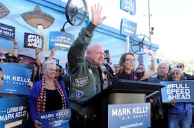 La ofensiva de Trump contra su nuevo enemigo: La investigación del Pentágono contra el héroe de guerra Mark Kelly