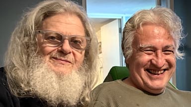 La trastienda de la reaparición pública de Jorge González en show de Gustavo Santaolalla: “Un gran amigo, un gran músico”