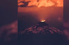 El impresionante registro de una tormenta eléctrica iluminando el volcán Villarrica