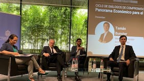 Asesores económicos de Jara y Kast vuelven a enfrentarse por recorte fiscal de US$6.000 millones y el gasto social