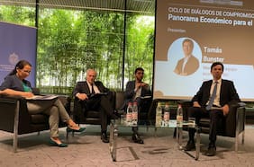 Asesores económicos de Jara y Kast vuelven a enfrentarse por recorte fiscal de US$6.000 millones y el gasto social