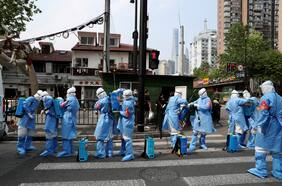 Brotes ponen en jaque política de “covid cero” de Xi Jinping