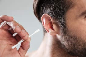 Por qué no debes usar cotonitos para limpiar tus oídos