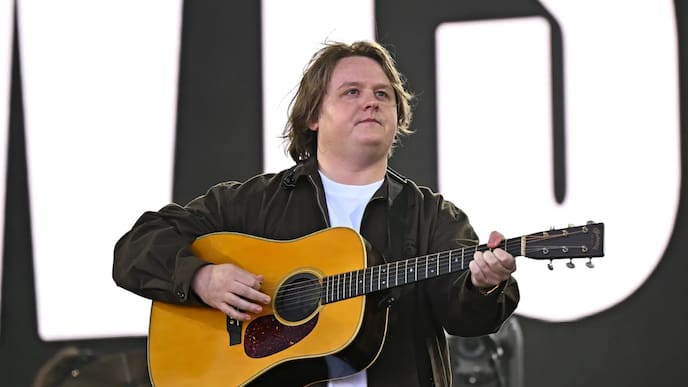 “Lo siento, mi voz se está apagando”: el conmovedor camino de Lewis Capaldi a su debut en Lollapalooza Chile 2026