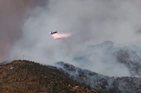 Incendios forestales no dan respiro: bombero fallece en Litueche y llamas acecharon el estadio Claro Arena en Las Condes