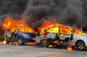 Delincuentes queman tres vehículos tras violento asalto a caja de compensación Los Héroes en Hualpén