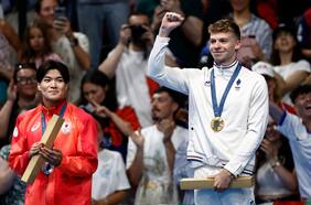 Léon Marchand hace historia y le arrebata un récord olímpico a Michael Phelps