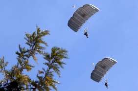 Salto libre de 21 paracaidistas marcará inicio de la Parada Militar 2025: por primera vez una funcionaria participará