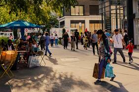 Los votantes se sienten mejor con la economía de EE.UU., pero pocos dan crédito a Biden, según las encuestas