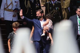 Con su hija en brazos y conduciendo: la salida de Boric de la ceremonia de cambio de mando