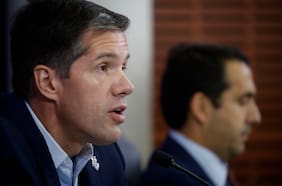 Conflicto en la ‘U’: Accionista relevante de Azul Azul se querella contra el presidente y controlador, Michael Clark