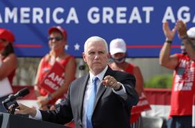 Casos de coronavirus en Estados Unidos se disparan y contagios alcanzan al equipo del vicepresidente Pence