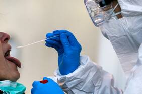 El peligro de no saber que estás contagiado: 480 mil personas en Chile tendrían Covid-19