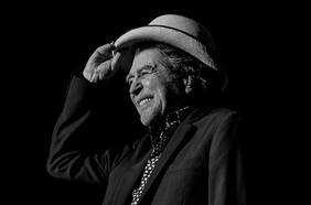 Joaquín Sabina da emotivo show en Santiago y se lo dedica a Camila Vallejo y Karol Cariola