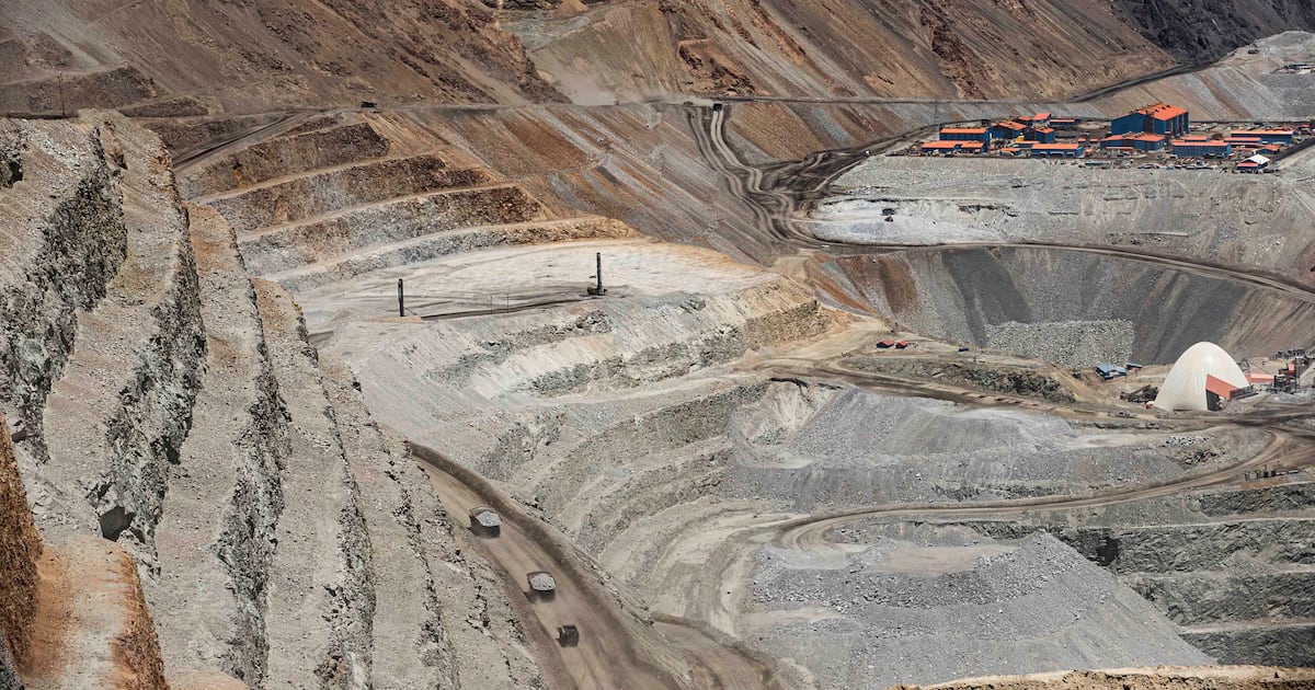 El brazo minero del grupo Luksic actualiza su cálculo de producción de cobre al extremo inferior