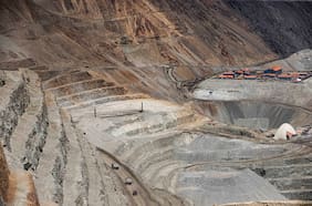 El brazo minero del grupo Luksic actualiza su cálculo de producción de cobre al extremo inferior