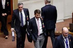 Frenéticas gestiones por acusación a Pardow: oposición neutraliza ausencia de Kast y gobierno alinea al oficialismo