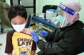 ¿Y la vacuna para los niños? Pruebas en menores solo partieron hace unos meses, por lo que aún no se aprueban para ellos