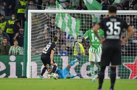 Europa League: Betis recibe duro golpe en casa tras la derrota ante el Eintracht Frankfurt