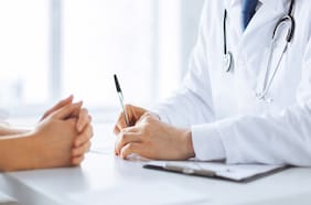 Más de la mitad de los concursos públicos para proveer de médicos a los hospitales quedó desierto en 2024