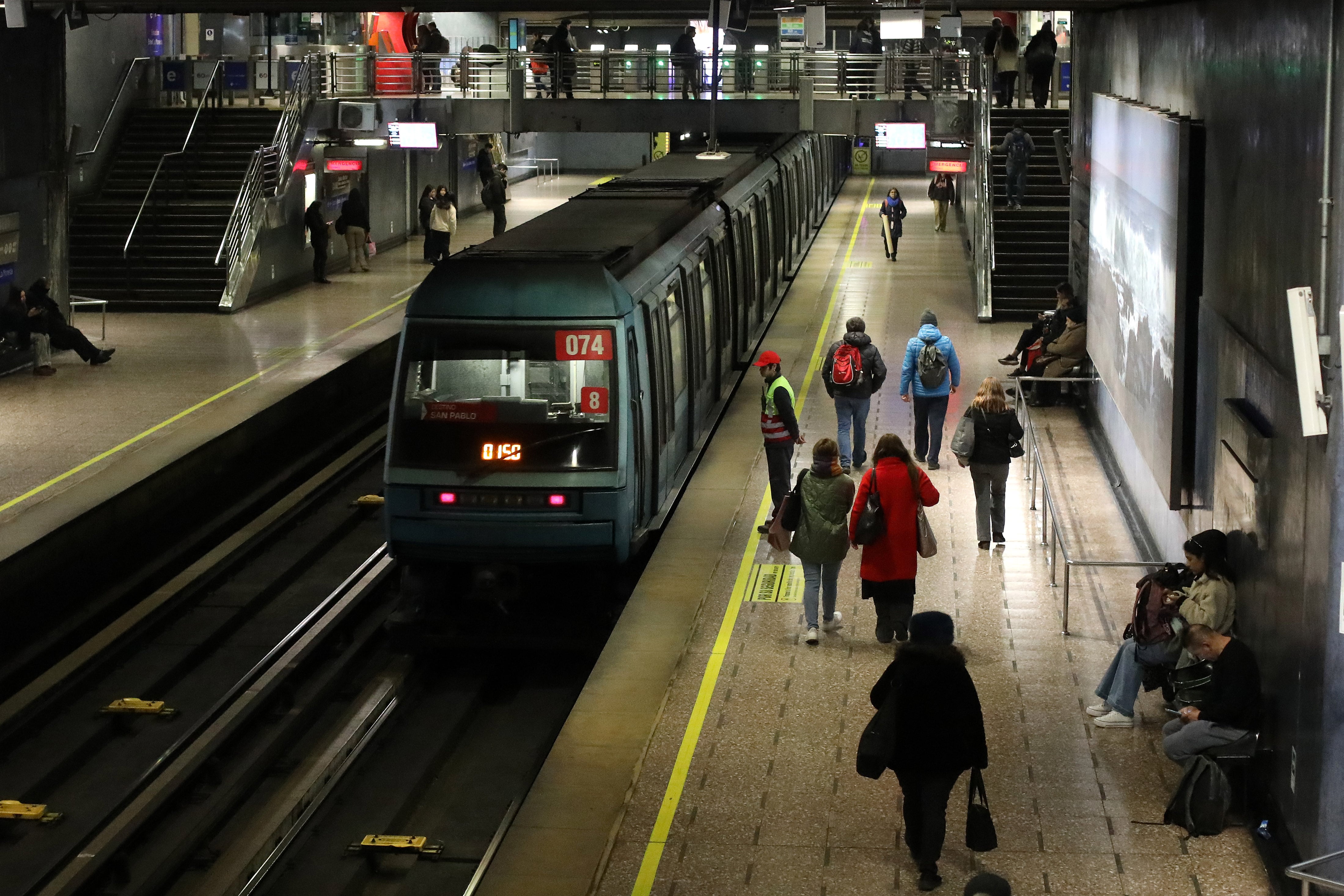 Metro cierra cinco estaciones de la Línea 2 por "persona en la vía"