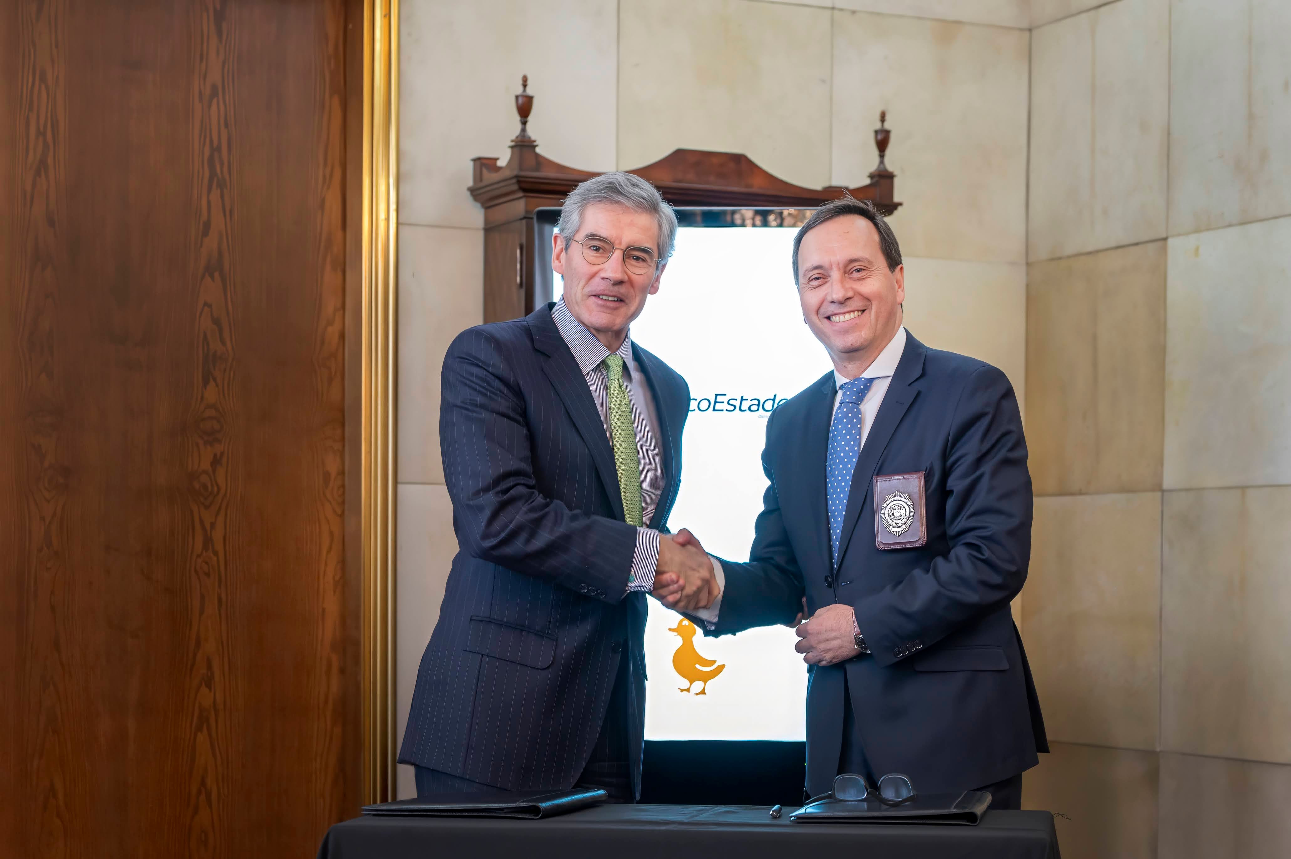 Mario Farren, presidente de BancoEstado, y Eduardo Cerna, director general de la Policía de Investigaciones de Chile.