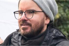 Jackson reaparece en aniversario de los 15 años del NAU y lo distinguen con premio a la trayectoria