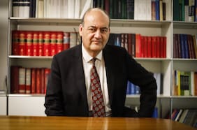 Patricio Zapata (DC), abogado de Grau: “Mi defensa no es de la política fiscal de Boric, es de la institucionalidad de Hacienda”