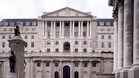 El Banco de Inglaterra toma distancia de la Fed y el BCE y decide mantener la tasa de interés, pese a mayor inflación