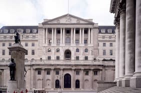 El Banco de Inglaterra toma distancia de la Fed y el BCE y decide mantener la tasa de interés, pese a mayor inflación