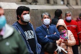 Estados Unidos reduce a cinco días la cuarentena por Covid-19: expertos chilenos llaman a no innovar ad portas de ómicron