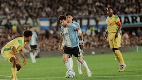 La reacción de Lionel Messi al regalo de oro que le entregó el presidente de la Conmebol