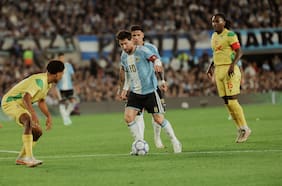 Una jineta de oro hecha en Chile: la reacción de Messi al regalo del presidente de la Conmebol en su retiro de Argentina