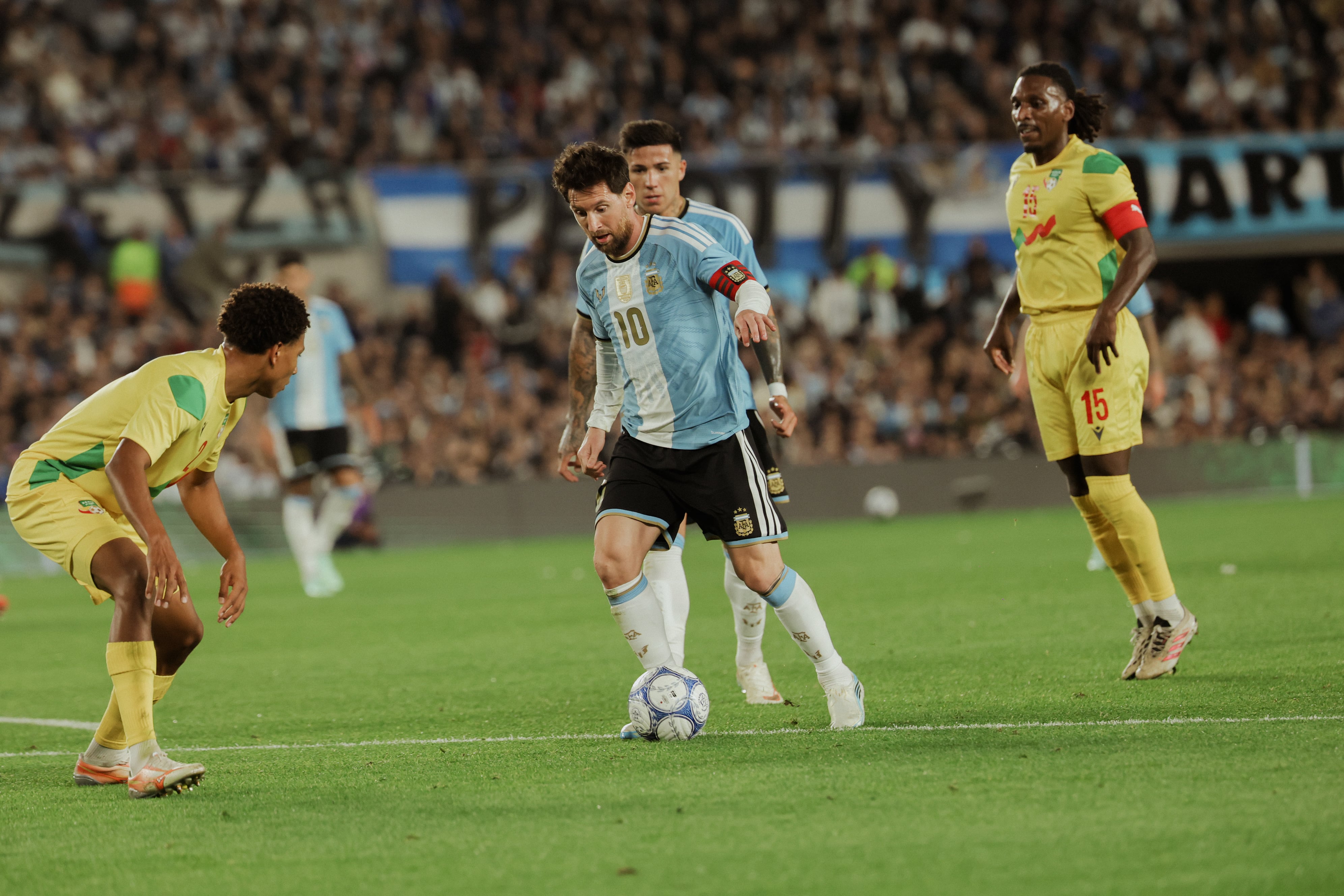 Una jineta de oro hecha en Chile: la reacción de Messi al regalo del presidente de la Conmebol en su retiro de Argentina