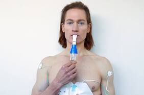 Las impactantes imágenes que muestran cómo ha cambiado el multimillonario que busca revertir su edad biológica