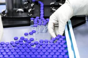 Comienzan a aplicar la vacuna de Pfizer contra el coronavirus en Estados Unidos