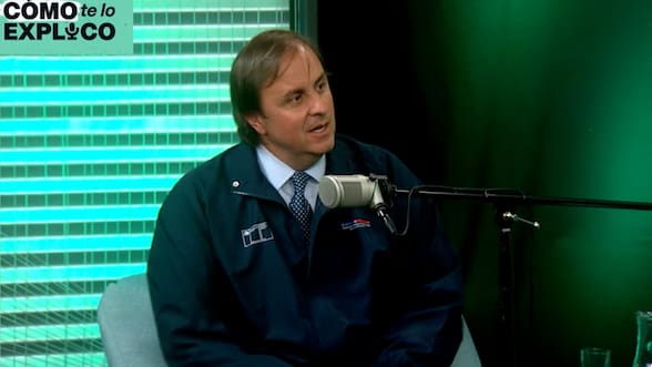 Ministro Riveros cuestiona que casas de apuestas auspicien a clubes deportivos: afirma que se debe regular y que el gobierno trabaja en una propuesta