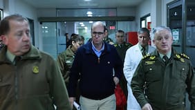 Ministro Arrau y general Araya visitan a carabineros atacados en Lo Espejo: uniformados están fuera de riesgo vital