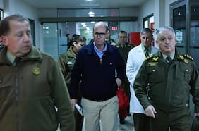 Ministro Arrau y general Araya visitan a carabineros atacados en Lo Espejo: uniformados están fuera de riesgo vital