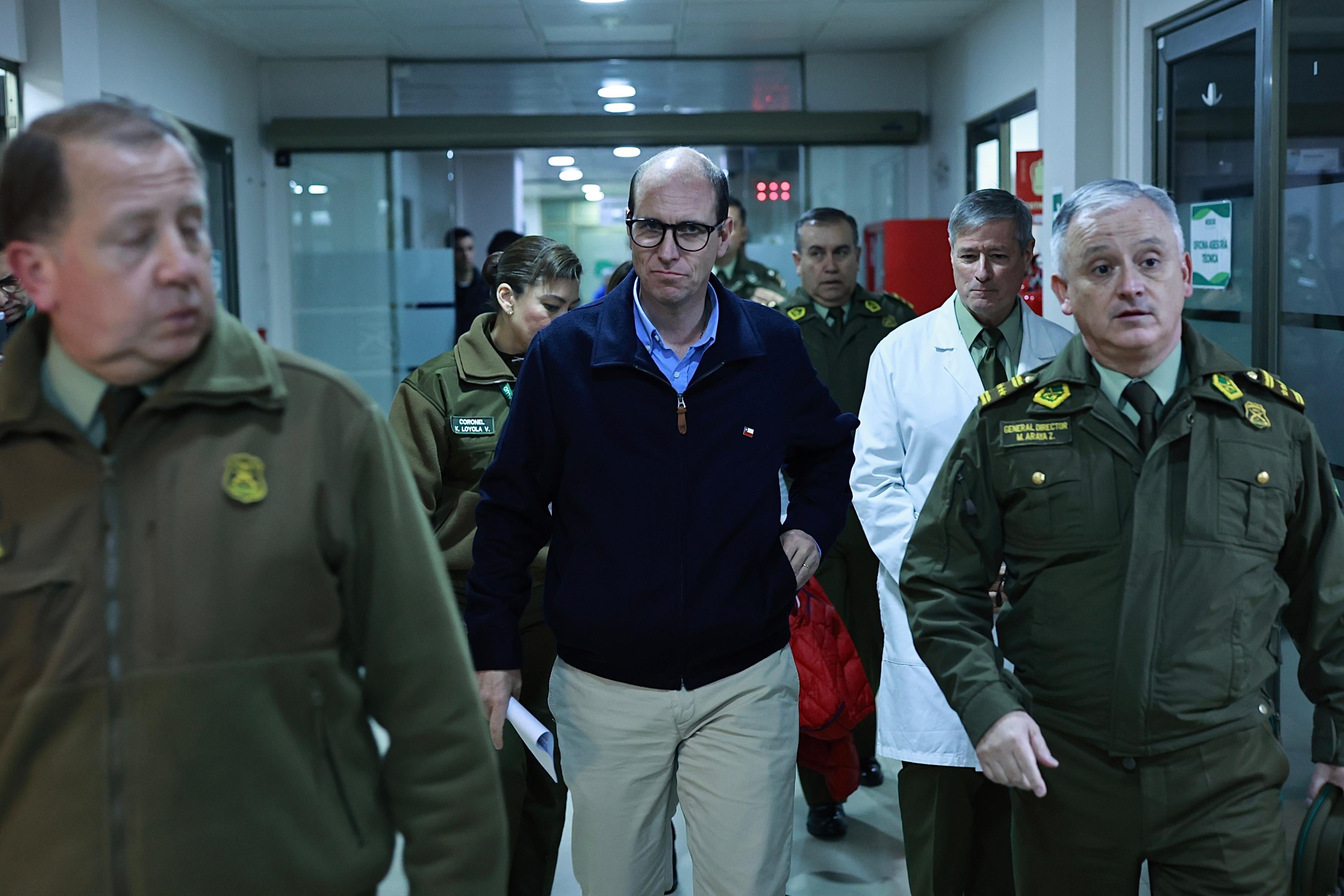Ministro Arrau y general Araya visitan a carabineros atacados en Lo Espejo: uniformados están fuera de riesgo vital