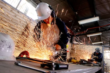 Economía registra sorpresiva contracción en agosto arrastrada por sector servicios