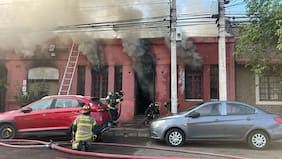 Bomberos combate incendio en casa habitación en Recoleta